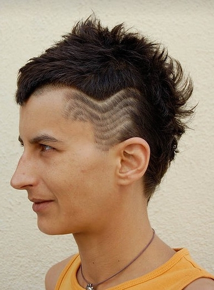 cieniowana fryzura krótka z wygolonym bokiem, uczesanie damskie zdjęcie numer 35A